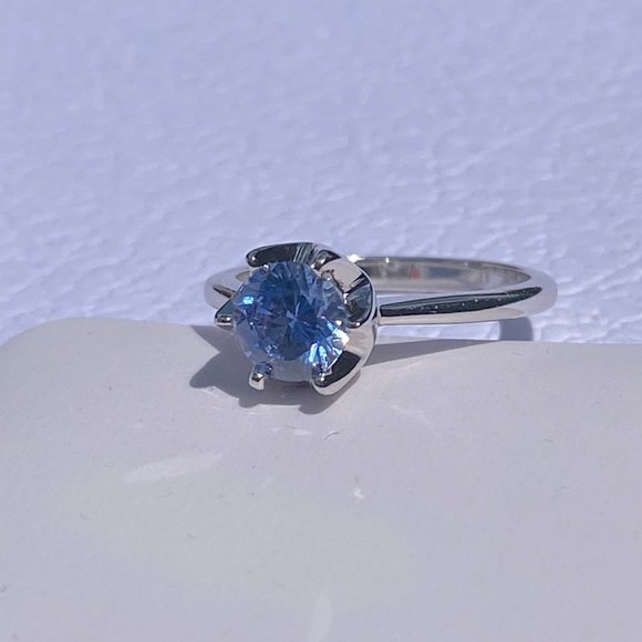 Stunning Swarovski Blue solitaire Brand New Size 7 - Picture 5 of 6